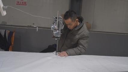 新疆庫(kù)車(chē) 節(jié)后服裝企業(yè)開(kāi)足馬力趕訂單，輔料制造產(chǎn)業(yè)鏈協(xié)同發(fā)力